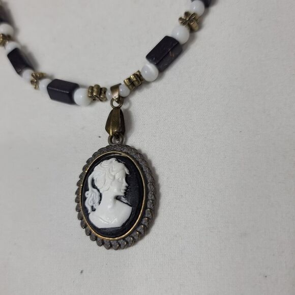 Handmade Cameo Glass White Freshwater Necklace set - Picture 9 of 15